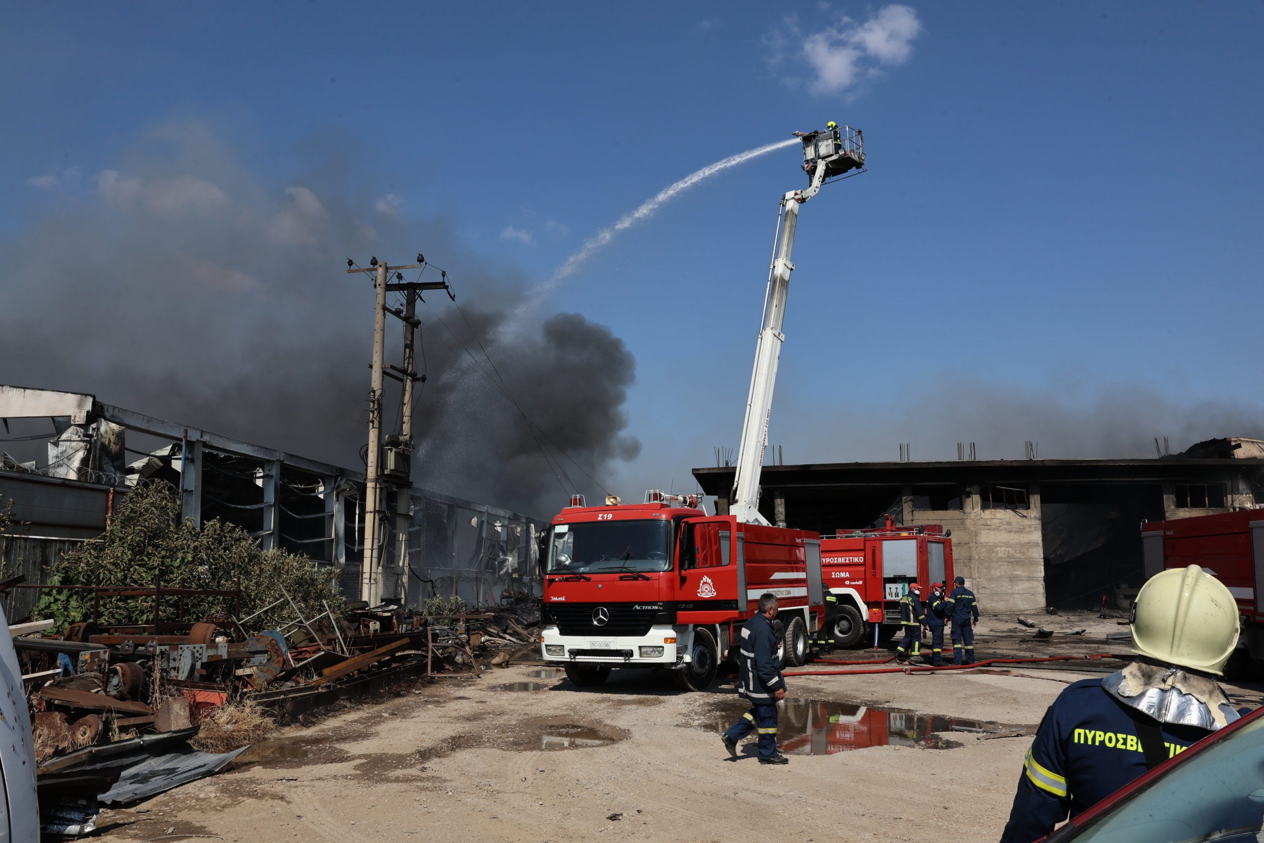 Έκρηξη και φωτιά σε εργοστάσιο στον Ασπρόπυργο