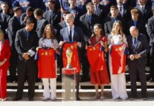 Η βασιλική οικογένεια υποδέχθηκε τους παγκόσμιους πρωταθλητές