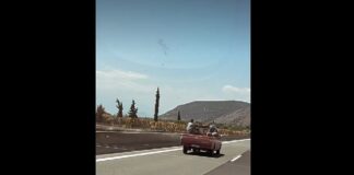 Αγροτικό κινείται σε αυτοκινητόδρομο με δύο επιβάτες στην καρότσα