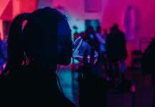 Η Gen Z τελικά πίνει – Απλώς άργησε να… φτάσει στο μπαρ