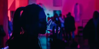 Η Gen Z τελικά πίνει – Απλώς άργησε να… φτάσει στο μπαρ