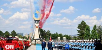 Αεροσκάφη, γενίτσαροι και αγκαλιές: Τα στιγμιότυπα της μεγαλειώδους υποδοχής Τραμπ από τον Ερντογάν