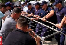 Αλβανία: Σφοδρές συγκρούσεις διαδηλωτών με την αστυνομία έξω από το κοινοβούλιο