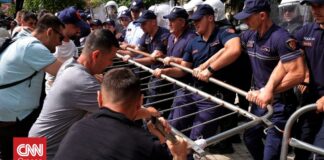 Αλβανία: Σφοδρές συγκρούσεις διαδηλωτών με την αστυνομία έξω από το κοινοβούλιο