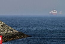 Οι Φρουροί της Επανάστασης έπληξαν δύο τάνκερ που διέσχιζαν το Ορμούζ υπό αμερικανική συνοδεία