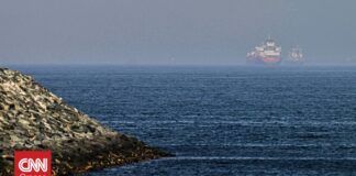 Οι Φρουροί της Επανάστασης έπληξαν δύο τάνκερ που διέσχιζαν το Ορμούζ υπό αμερικανική συνοδεία
