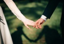 Μεθυσμένη κουμπάρα φίλησε στο στόμα τον ιερέα