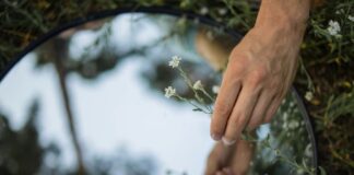 Η ερώτηση που πρέπει να κάνουμε στον καθρέφτη δεν είναι: «Ποιος είμαι;» αλλά «Είμαι έτοιμος να μάθω;»