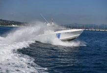 Σώοι οι έξι επιβαίνοντες μετά την ανατροπή σκάφους