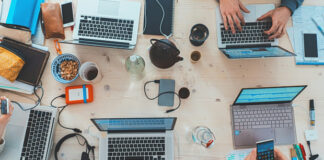 Zillennials: Γιατί η AI ευνοεί μια συγκεκριμένη γενιά – Το πλεονέκτημα της τεχνολογικής «διγλωσσίας»