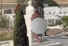 Μύκονος: Συνελήφθη γυμνός τουρίστας στο άγαλμα του Καραμανλή – Τον ακινητοποίησαν 3 αστυνομικοί