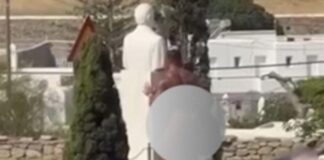 Μύκονος: Συνελήφθη γυμνός τουρίστας στο άγαλμα του Καραμανλή – Τον ακινητοποίησαν 3 αστυνομικοί