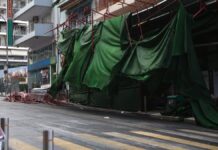 Πειραιάς: Η στιγμή που καταρρέει η σκαλωσιά πολυκατοικίας εν μέσω κακοκαιρίας – Βίντεο ντοκουμέντο