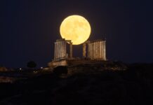 Μοναδικές εικόνες από το ολόγιομο «Φεγγάρι του Ελαφιού»