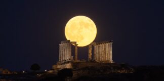 Μοναδικές εικόνες από το ολόγιομο «Φεγγάρι του Ελαφιού»