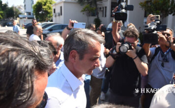 Θεσσαλονίκη: Στο «Ιπποκράτειο» ο Κυριάκος Μητσοτάκης, δίπλα στους τραυματίες της εμπρηστικής επίθεσης