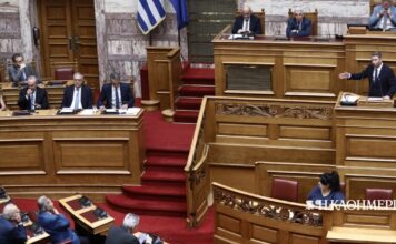 Σύγκρουση Μητσοτάκη – Ανδρουλάκη για την ακρίβεια: Μείωση σε βενζίνη και ντίζελ προανήγγειλε ο πρωθυπουργός