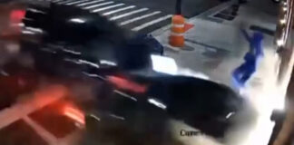 Νέα Υόρκη: Τρομακτικό τροχαίο με δύο ΙΧ που καρφώνονται σε κτίριο – Γλύτωσε πεζός
