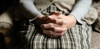 Δίωξη για απόπειρα ανθρωποκτονίας σε 43χρονο που φέρεται να απείλησε με μαχαίρι την 79χρονη μητέρα του