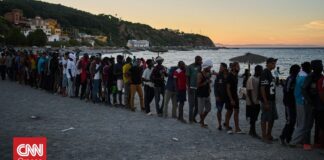 «Απόβαση» μεταναστών από φουσκωτό σε διάσημη παραλία της Ισπανίας – Εκπληκτοι οι τουρίστες