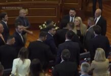 Κόσοβο: Βουλευτής της αντιπολίτευσης πετάει αυγά στον αναπληρωτή πρωθυπουργό Άλμπιν Κούρτι