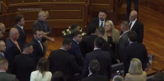 Κόσοβο: Βουλευτής της αντιπολίτευσης πετάει αυγά στον αναπληρωτή πρωθυπουργό Άλμπιν Κούρτι