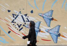 Το Ιράν θα δράσει «πιο επιθετικά» στον επόμενο γύρο του πολέμου, λέει σύμβουλος του Μοτζτάμπα Χαμενεΐ
