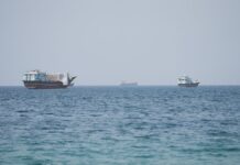 Σκληρό παζάρι για τα Στενά του Ορμούζ – Τι ζητά το Ιράν από τον Τραμπ, οι συνομιλίες με το Ομάν