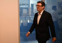 Μπέρναμ: Συνομιλούσε με άτομο που παρίστανε την προσωπάρχη του Τραμπ