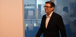 Μπέρναμ: Συνομιλούσε με άτομο που παρίστανε την προσωπάρχη του Τραμπ