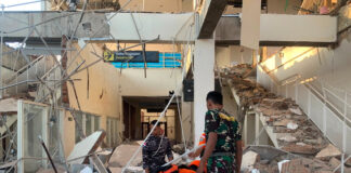 Σεισμός στην Ινδονησία: Δεκάδες νεκροί – Μπαράζ μετασεισμών – «Μείνετε μακριά από ακτές και σπίτια»