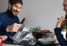 Το να πίνουμε νερό ενώ τρώμε δεν έχει την επίδραση που πιστεύαμε μέχρι τώρα, λένε επιστήμονες