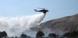 Φωτιά στην Κόνιτσα: Αποκολλήθηκε ο κάδος από πυροσβεστικό ελικόπτερο