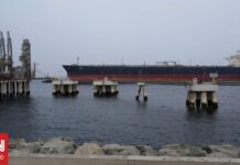 Πυραυλική επίθεση σε τάνκερ της πετρελαϊκής του Αμπού Ντάμπι στα Στενά του Ορμούζ