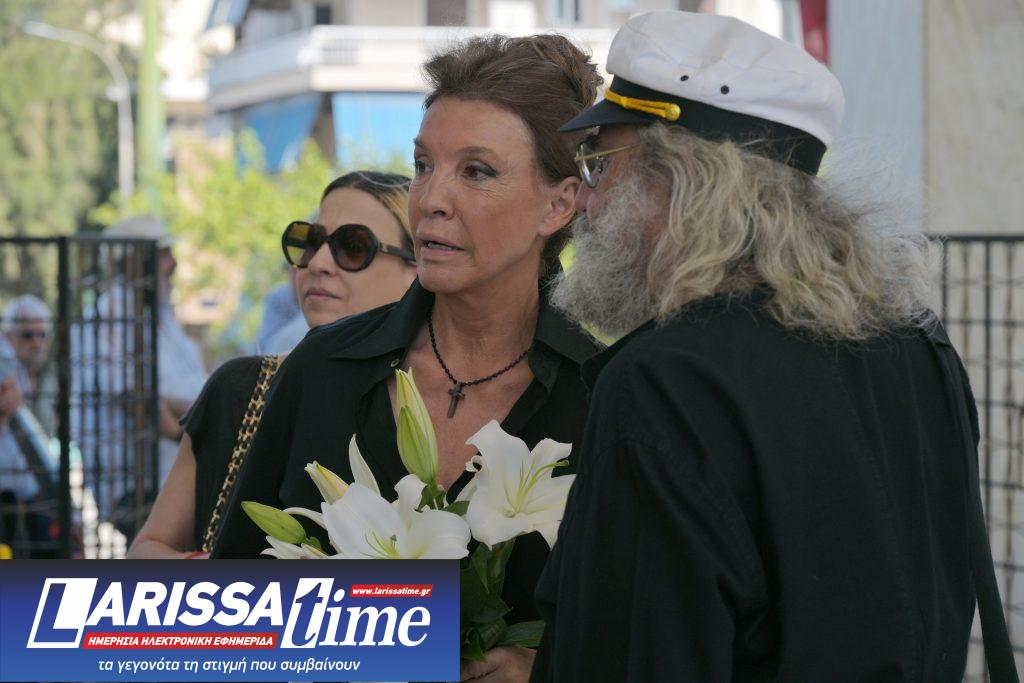 Το τελευταίο αντίο στον Νίκο Καλογερόπουλο – Συγκίνηση στην πολιτική κηδεία του σπουδαίου ηθοποιού
