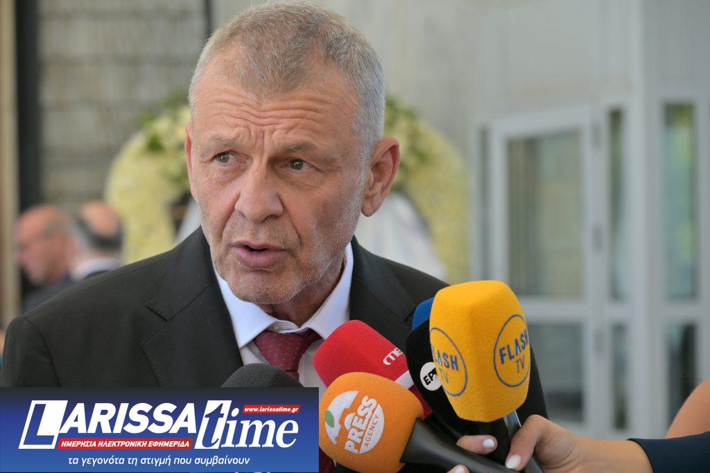 Το τελευταίο αντίο στον Νίκο Καλογερόπουλο – Συγκίνηση στην πολιτική κηδεία του σπουδαίου ηθοποιού