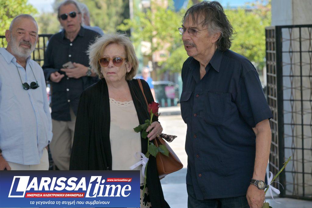 Το τελευταίο αντίο στον Νίκο Καλογερόπουλο – Συγκίνηση στην πολιτική κηδεία του σπουδαίου ηθοποιού