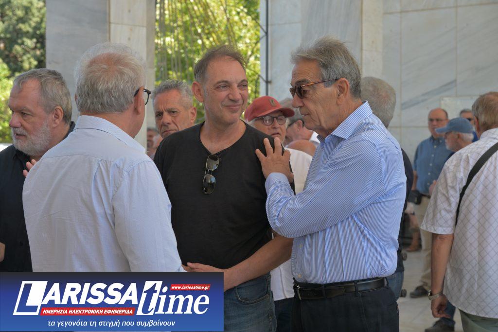 Το τελευταίο αντίο στον Νίκο Καλογερόπουλο – Συγκίνηση στην πολιτική κηδεία του σπουδαίου ηθοποιού