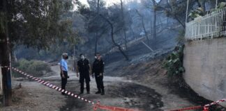Φωτιές στη Σαλαμίνα: Δύο νεκροί, δέκα τραυματίες, καμένα σπίτια και αυτοκίνητα
