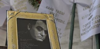 Το τελευταίο αντίο στον Νίκο Καλογερόπουλο – Συγκίνηση στην πολιτική κηδεία του σπουδαίου ηθοποιού