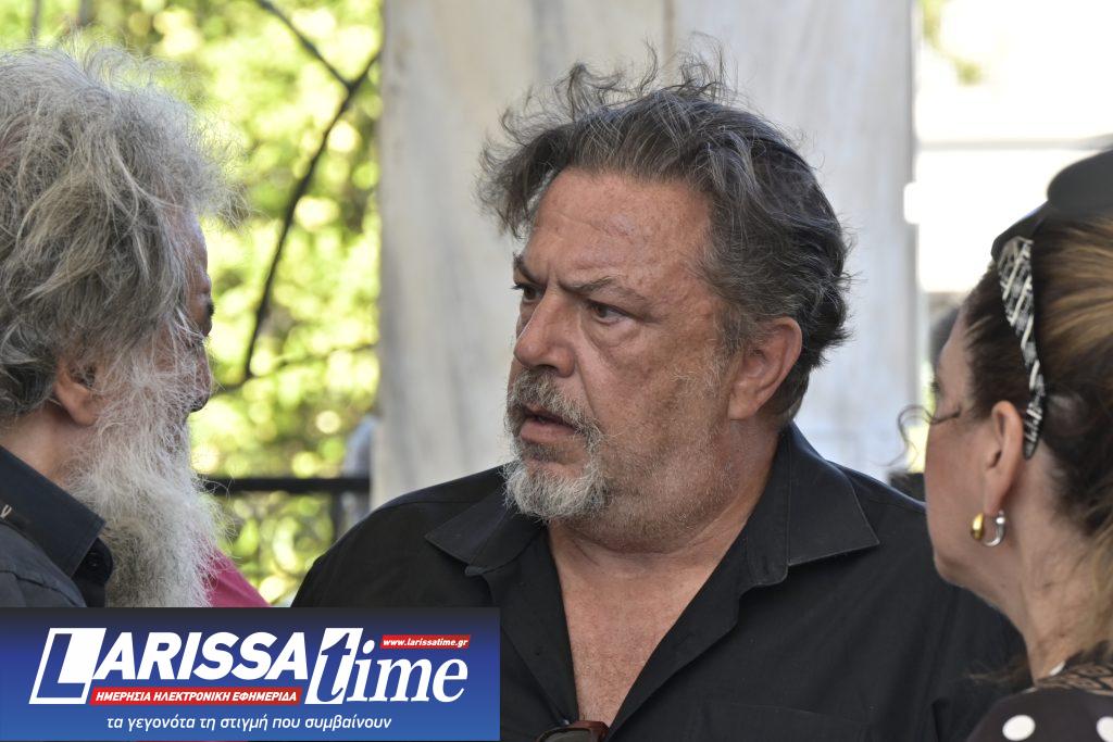 Το τελευταίο αντίο στον Νίκο Καλογερόπουλο – Συγκίνηση στην πολιτική κηδεία του σπουδαίου ηθοποιού