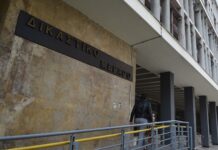 Αναβλήθηκε για την Πέμπτη η δίκη του 48χρονου αστυνομικού – Αφέθηκε ελεύθερος με περιοριστικούς όρους