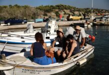 Σαλαμίνα: Ολοκληρώθηκε η επιχείρηση απεγκλωβισμού – 593 άτομα απομακρύνθηκαν δια θαλάσσης