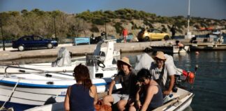 Σαλαμίνα: Ολοκληρώθηκε η επιχείρηση απεγκλωβισμού – 593 άτομα απομακρύνθηκαν δια θαλάσσης
