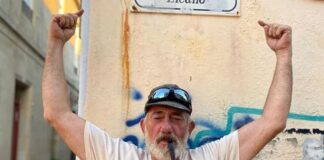 «Μέχρι να βρεθεί, δεν θα φύγω»: Δράμα στην Πύλο με τη σύζυγο του Ισπανού επιχειρηματία που αγνοείται στο Ιόνιο