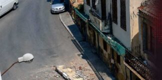 Καβάλα: Μπαλκόνι αποκολλήθηκε και έπεσε σε δρόμο