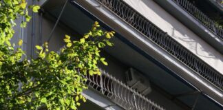 Φρίκη στην Κυψέλη: Εγκληματική ενέργεια ο θάνατος του βρέφους – Εντοπίστηκαν 10 τραύματα από μαχαίρι στην πλάτη του
