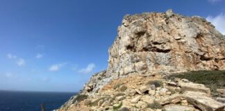Πέθανε η 41χρονη τουρίστρια που κατέρρευσε στα Φαλάσαρνα