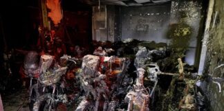 Χίος: Στις φλόγες αντιπροσωπεία δικύκλων στον Καμμένο Πύργο
