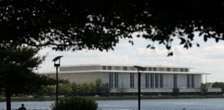 Ο Τραμπ απειλεί με… κατεδάφιση το κέντρο Κένεντι εάν δεν μπει ξανά το όνομά του στην πρόσοψη